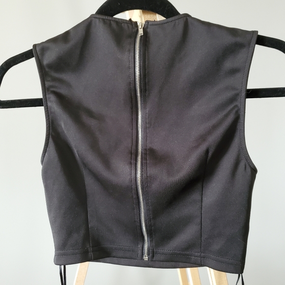 TOBI Mesh Crop Top - Picture 3 of 9